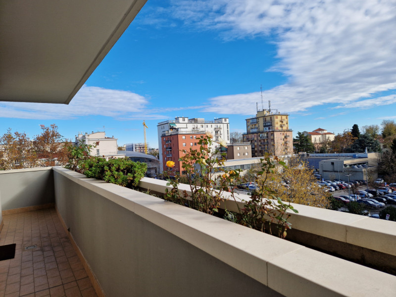 Proponiamo in vendita un esclusivo appartamento quadrilocale di 160 mq situato nel quartiere resi...