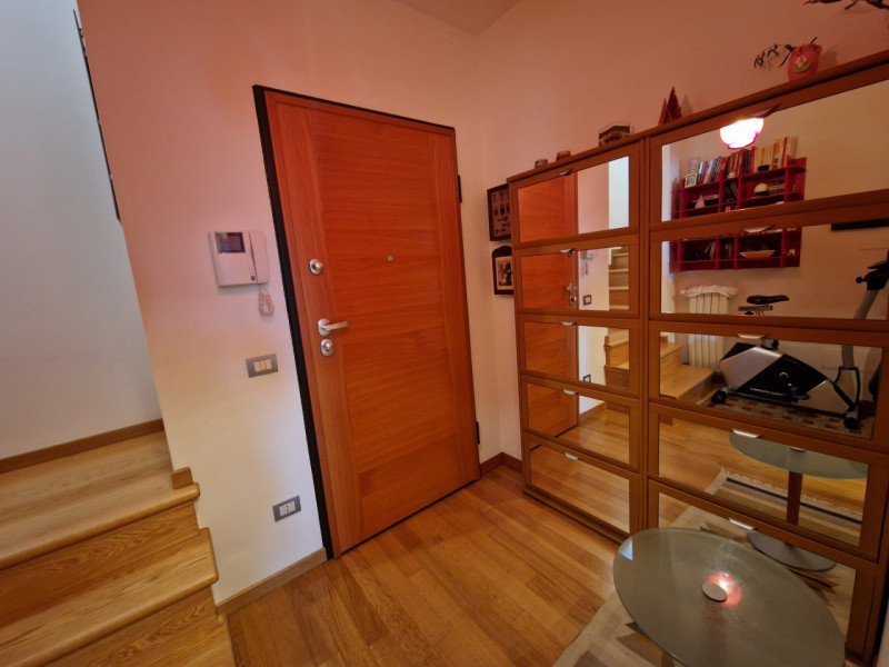 Proponiamo in vendita un esclusivo appartamento quadrilocale di 160 mq situato nel quartiere resi...