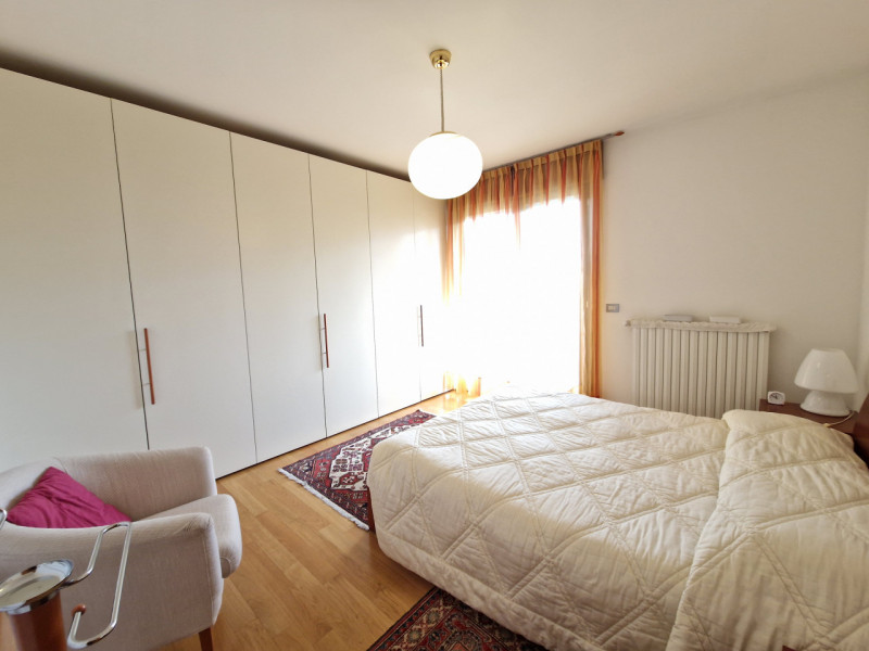 Proponiamo in vendita un esclusivo appartamento quadrilocale di 160 mq situato nel quartiere resi...