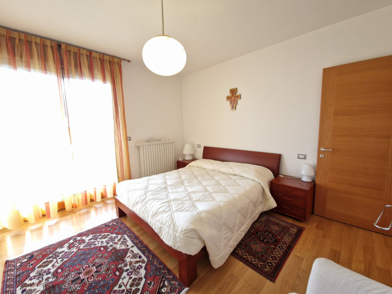 Proponiamo in vendita un esclusivo appartamento quadrilocale di 160 mq situato nel quartiere resi...