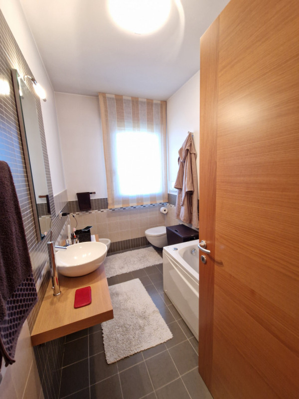 Proponiamo in vendita un esclusivo appartamento quadrilocale di 160 mq situato nel quartiere resi...