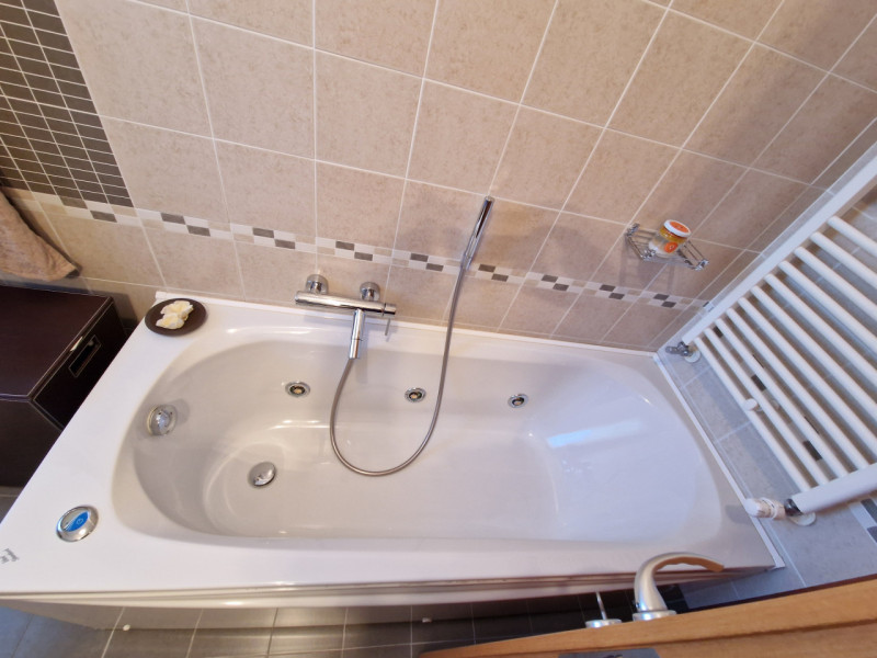 Proponiamo in vendita un esclusivo appartamento quadrilocale di 160 mq situato nel quartiere resi...