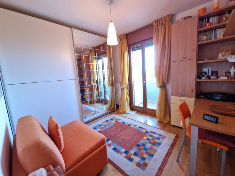 Proponiamo in vendita un esclusivo appartamento quadrilocale di 160 mq situato nel quartiere resi...