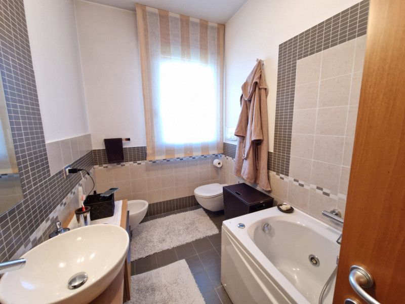 Proponiamo in vendita un esclusivo appartamento quadrilocale di 160 mq situato nel quartiere resi...