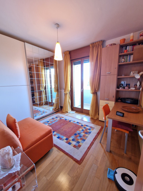 Proponiamo in vendita un esclusivo appartamento quadrilocale di 160 mq situato nel quartiere resi...