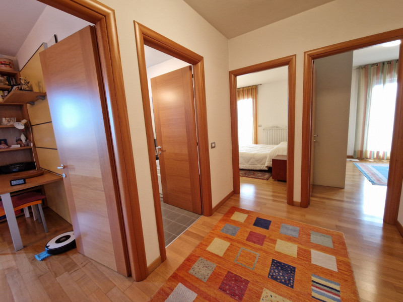 Proponiamo in vendita un esclusivo appartamento quadrilocale di 160 mq situato nel quartiere resi...