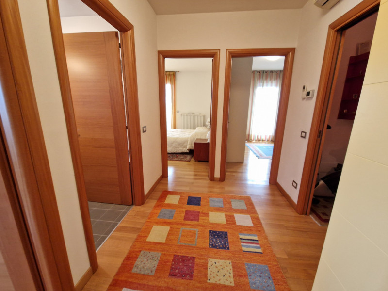 Proponiamo in vendita un esclusivo appartamento quadrilocale di 160 mq situato nel quartiere resi...