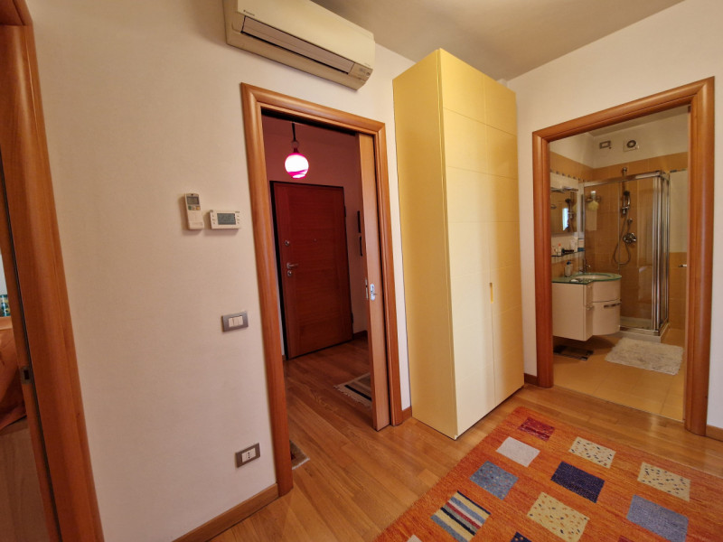 Proponiamo in vendita un esclusivo appartamento quadrilocale di 160 mq situato nel quartiere resi...