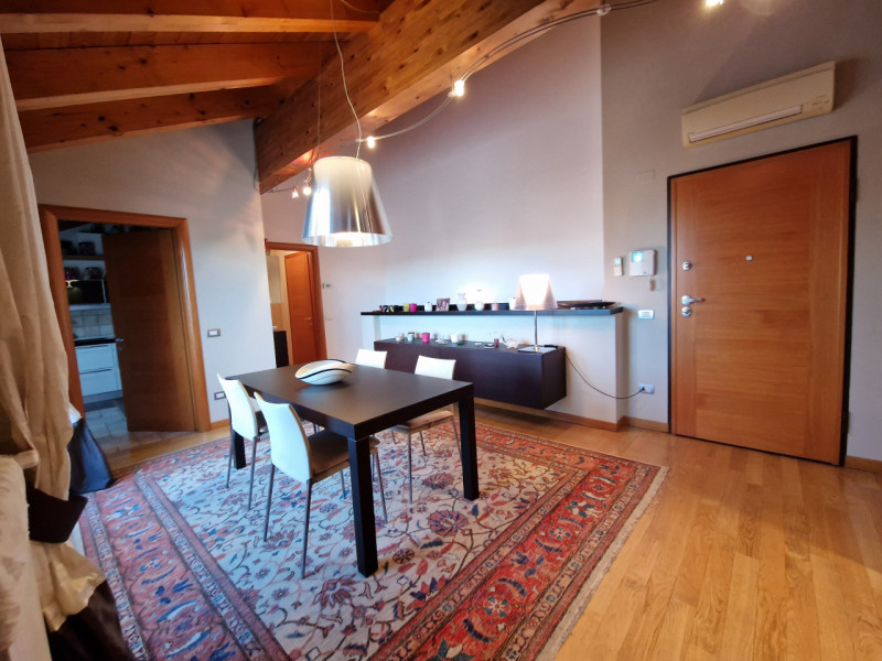 Proponiamo in vendita un esclusivo appartamento quadrilocale di 160 mq situato nel quartiere resi...