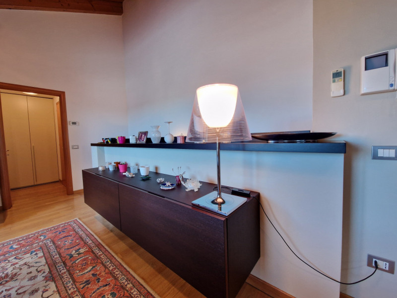 Proponiamo in vendita un esclusivo appartamento quadrilocale di 160 mq situato nel quartiere resi...