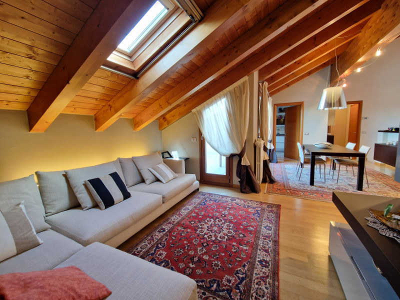 Proponiamo in vendita un esclusivo appartamento quadrilocale di 160 mq situato nel quartiere resi...