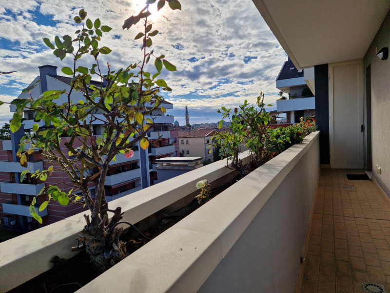 Proponiamo in vendita un esclusivo appartamento quadrilocale di 160 mq situato nel quartiere resi...