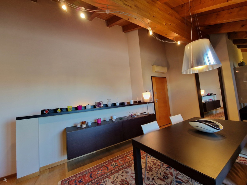 Proponiamo in vendita un esclusivo appartamento quadrilocale di 160 mq situato nel quartiere resi...