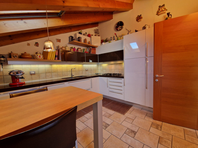 Proponiamo in vendita un esclusivo appartamento quadrilocale di 160 mq situato nel quartiere resi...