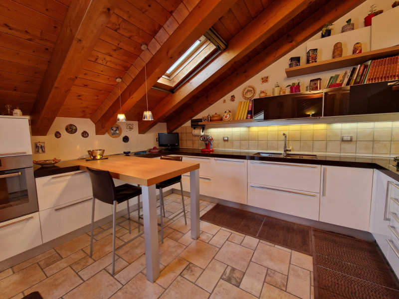 Proponiamo in vendita un esclusivo appartamento quadrilocale di 160 mq situato nel quartiere resi...