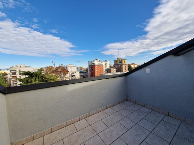 Proponiamo in vendita un esclusivo appartamento quadrilocale di 160 mq situato nel quartiere resi...