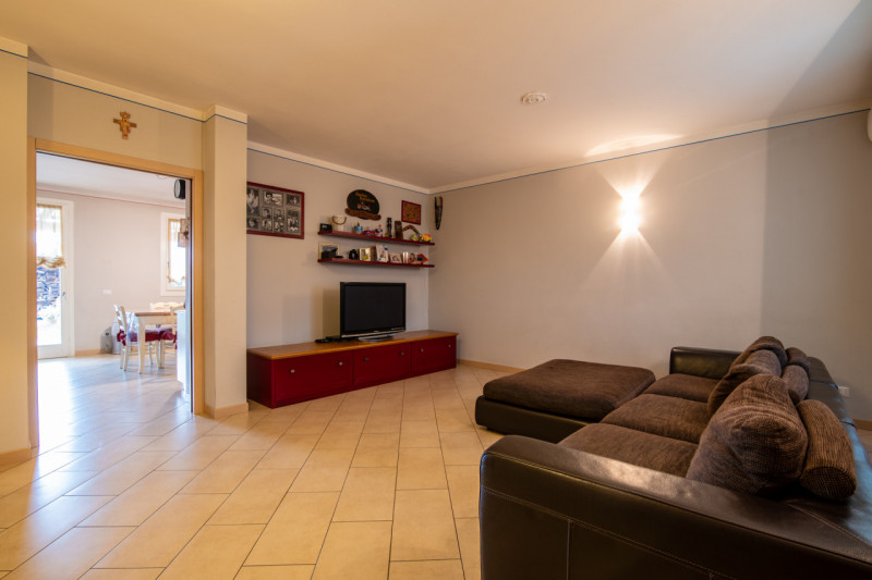 VILLA DEL CONTE - In posizione comoda al centro di Villa del Conte, proponiamo in vendita porzion...