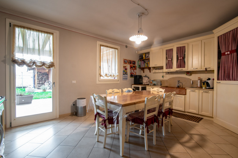 VILLA DEL CONTE - In posizione comoda al centro di Villa del Conte, proponiamo in vendita porzion...