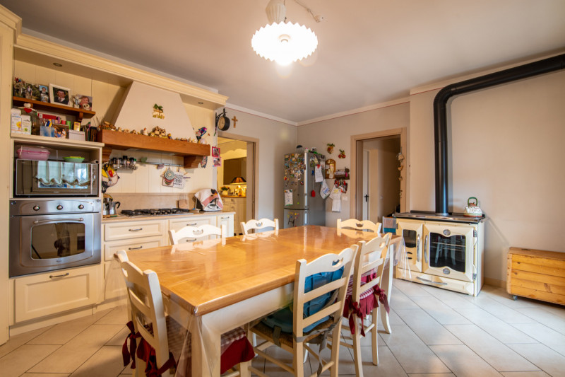 VILLA DEL CONTE - In posizione comoda al centro di Villa del Conte, proponiamo in vendita porzion...