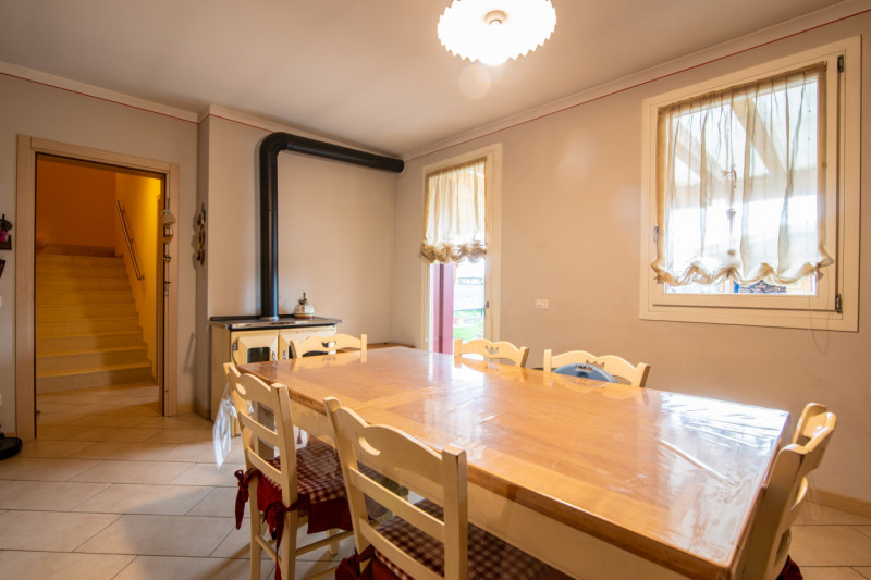 VILLA DEL CONTE - In posizione comoda al centro di Villa del Conte, proponiamo in vendita porzion...