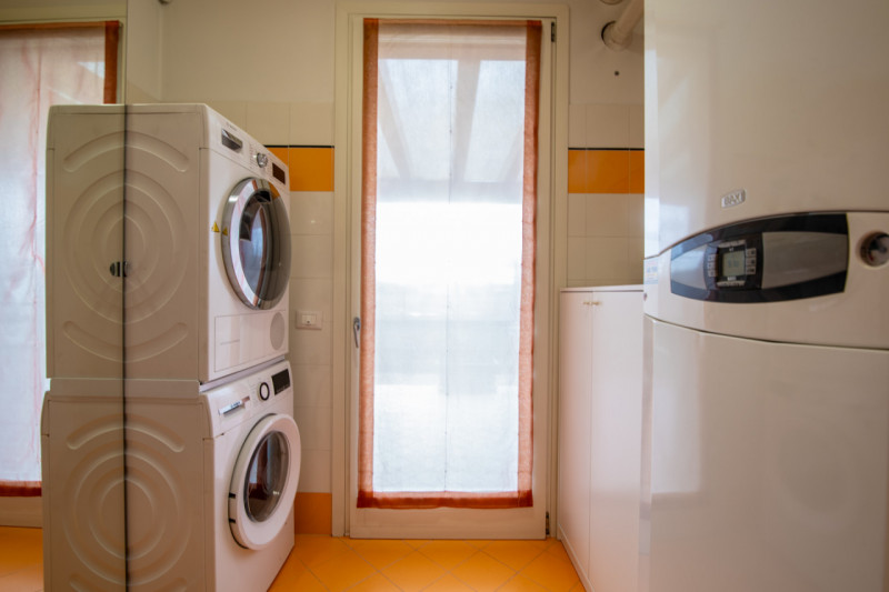 VILLA DEL CONTE - In posizione comoda al centro di Villa del Conte, proponiamo in vendita porzion...