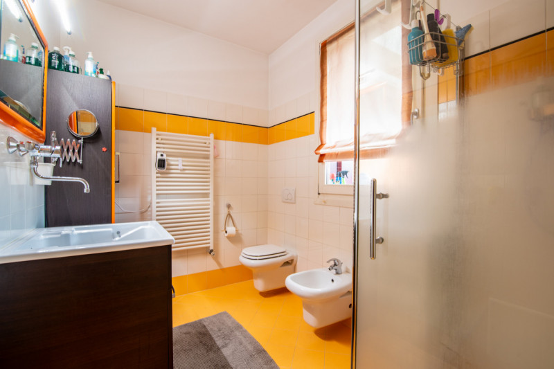 VILLA DEL CONTE - In posizione comoda al centro di Villa del Conte, proponiamo in vendita porzion...