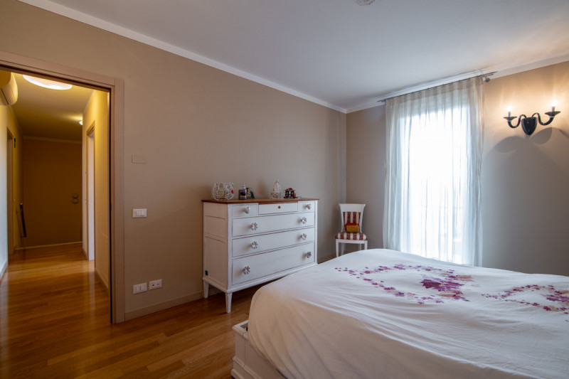 VILLA DEL CONTE - In posizione comoda al centro di Villa del Conte, proponiamo in vendita porzion...