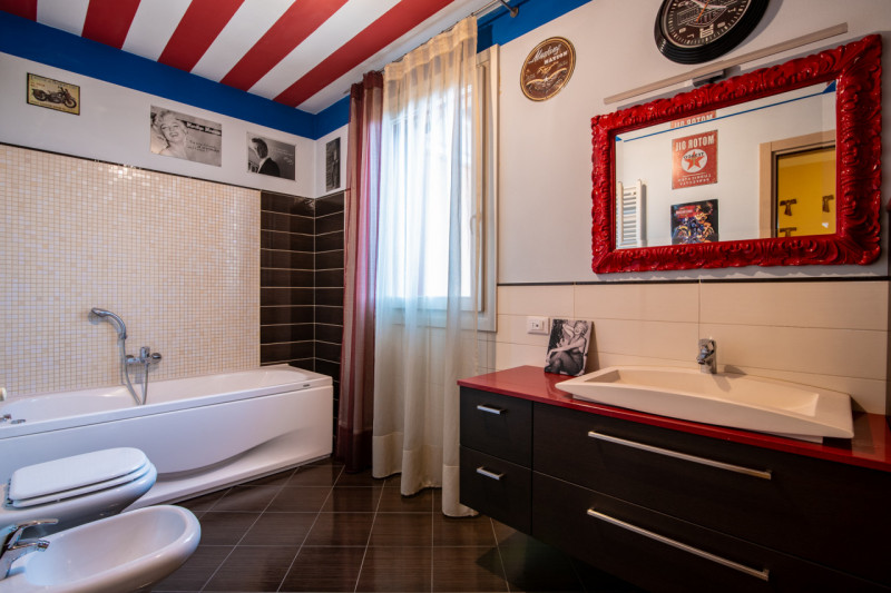 VILLA DEL CONTE - In posizione comoda al centro di Villa del Conte, proponiamo in vendita porzion...