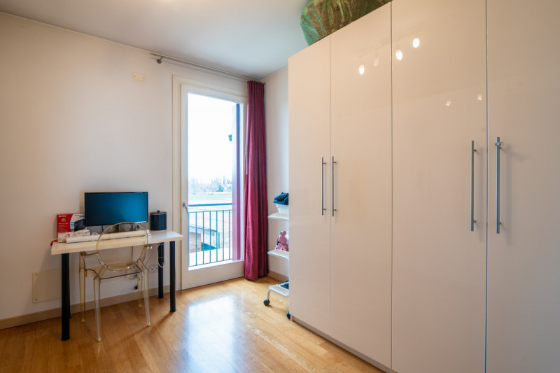 VILLA DEL CONTE - In posizione comoda al centro di Villa del Conte, proponiamo in vendita porzion...