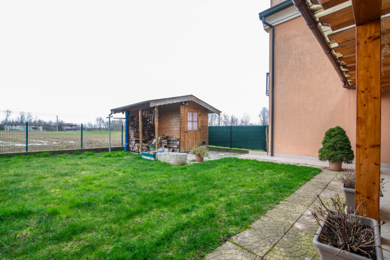 VILLA DEL CONTE - In posizione comoda al centro di Villa del Conte, proponiamo in vendita porzion...