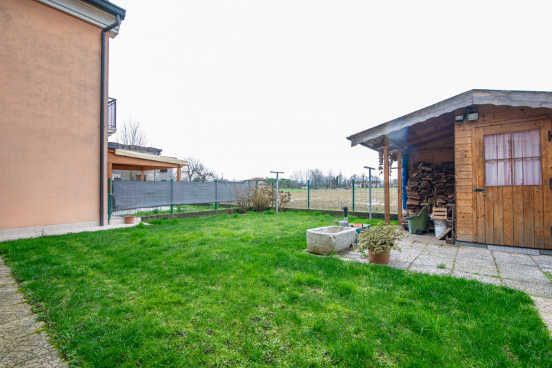 VILLA DEL CONTE - In posizione comoda al centro di Villa del Conte, proponiamo in vendita porzion...