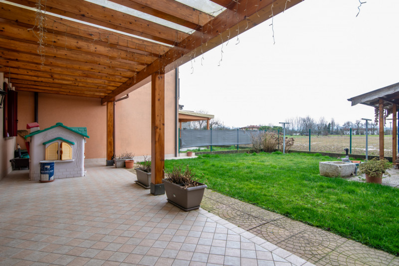 VILLA DEL CONTE - In posizione comoda al centro di Villa del Conte, proponiamo in vendita porzion...