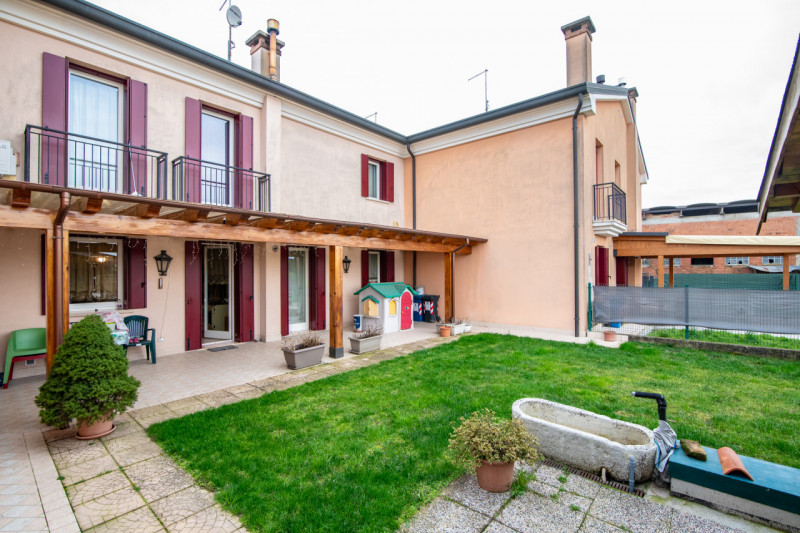 VILLA DEL CONTE - In posizione comoda al centro di Villa del Conte, proponiamo in vendita porzion...