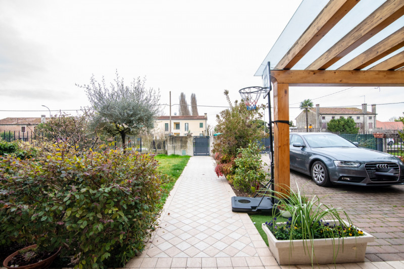 VILLA DEL CONTE - In posizione comoda al centro di Villa del Conte, proponiamo in vendita porzion...