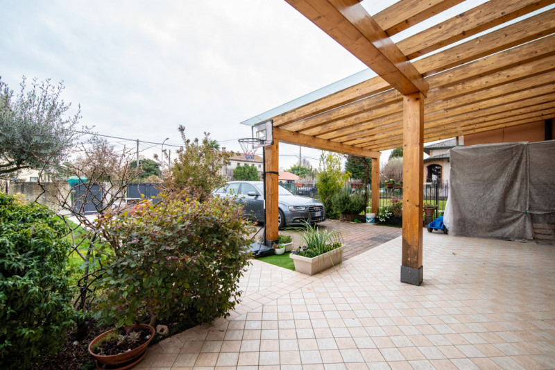 VILLA DEL CONTE - In posizione comoda al centro di Villa del Conte, proponiamo in vendita porzion...