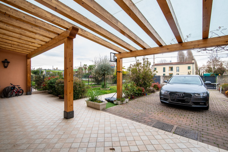 VILLA DEL CONTE - In posizione comoda al centro di Villa del Conte, proponiamo in vendita porzion...