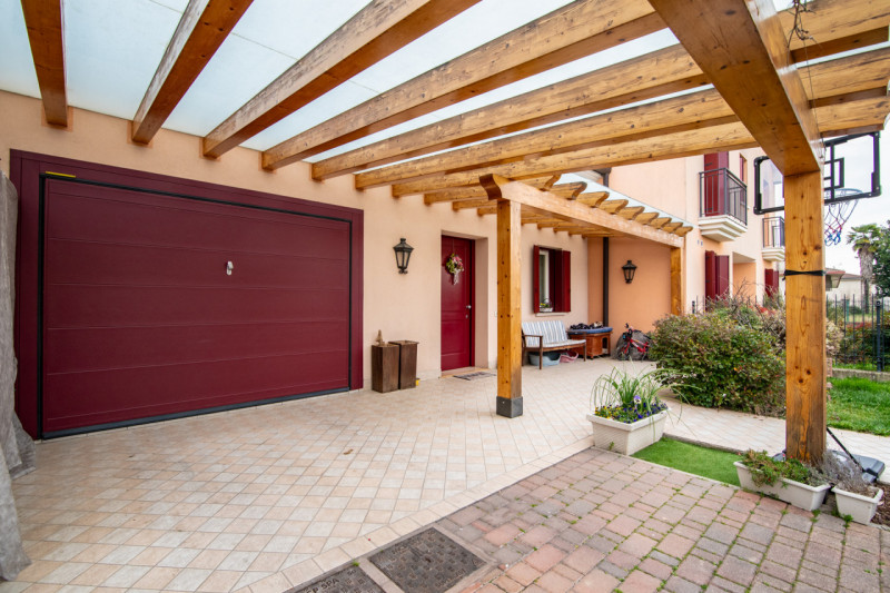 VILLA DEL CONTE - In posizione comoda al centro di Villa del Conte, proponiamo in vendita porzion...