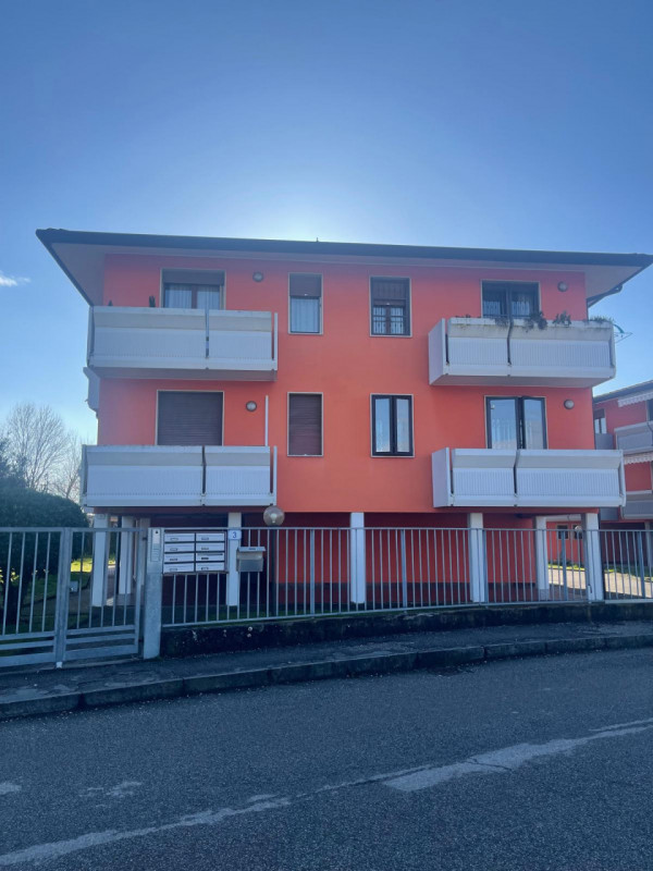 Zona Montà, su piccola palazzina in tranquillo contesto residenziale, a due passi da tutti i serv...