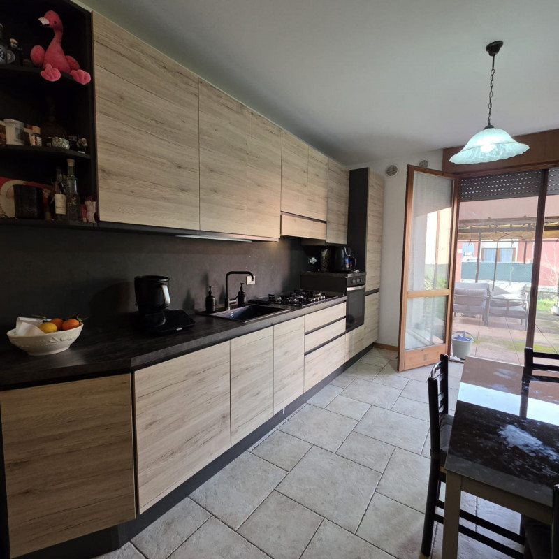 vendesi recente appartamento, inserito in piccolo contesto condominiale, posto al piano terra e c...