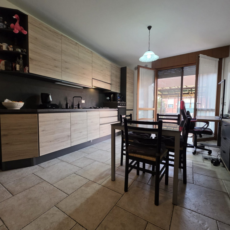 vendesi recente appartamento, inserito in piccolo contesto condominiale, posto al piano terra e c...