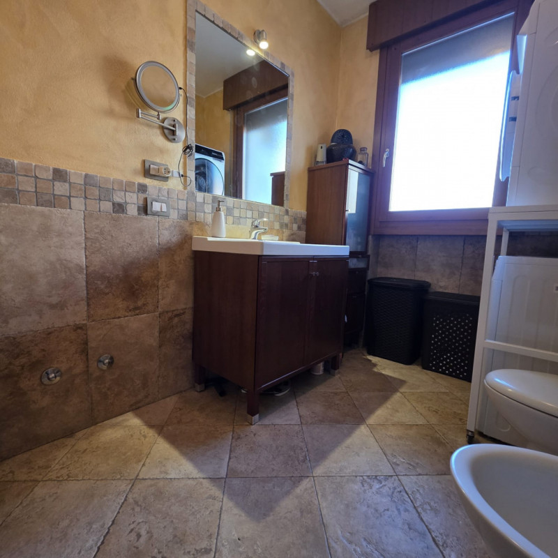 vendesi recente appartamento, inserito in piccolo contesto condominiale, posto al piano terra e c...