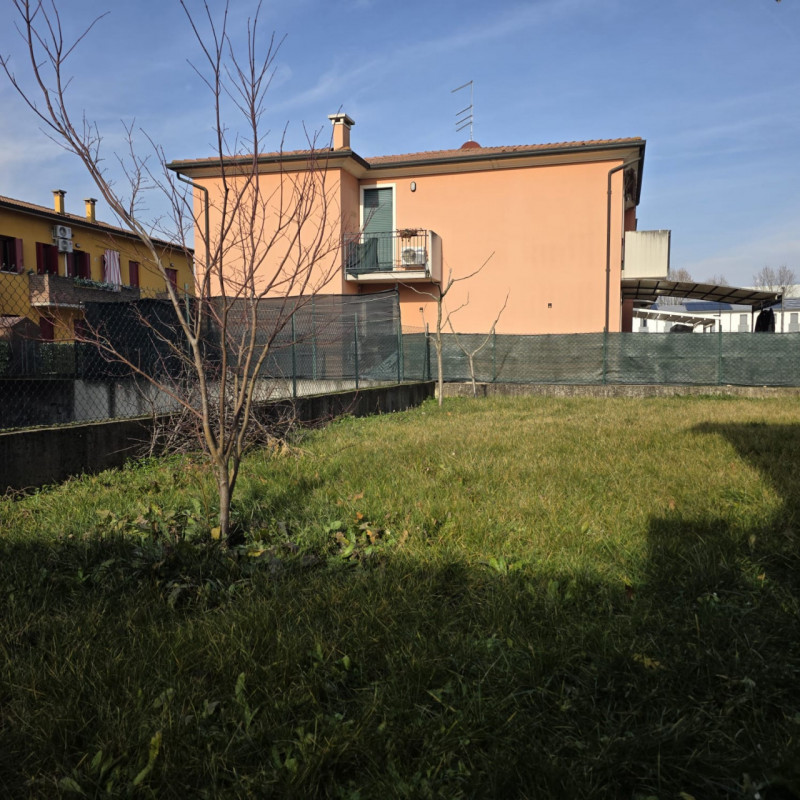 vendesi recente appartamento, inserito in piccolo contesto condominiale, posto al piano terra e c...