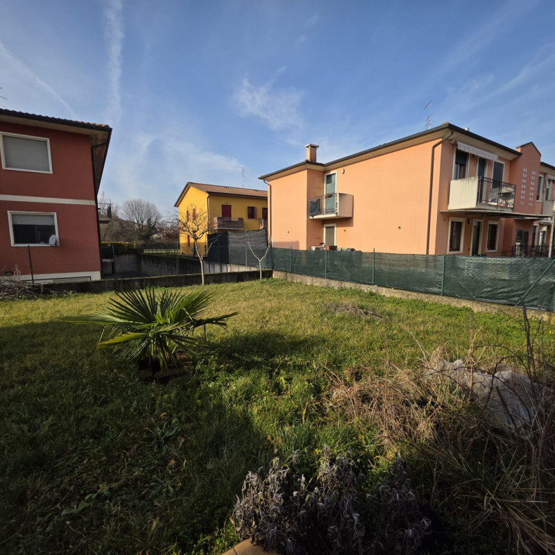 vendesi recente appartamento, inserito in piccolo contesto condominiale, posto al piano terra e c...