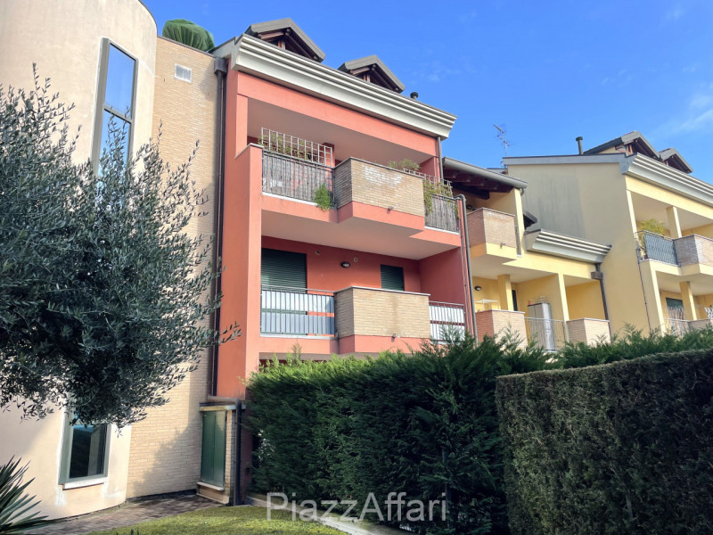 LIBERO DA SUBITO, appartamento al primo piano servito da ascensore, con 2 ampie logge abitabili e...