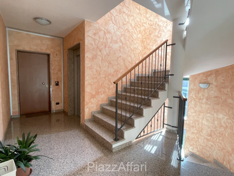 LIBERO DA SUBITO, appartamento al primo piano servito da ascensore, con 2 ampie logge abitabili e...