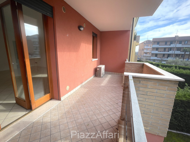 LIBERO DA SUBITO, appartamento al primo piano servito da ascensore, con 2 ampie logge abitabili e...