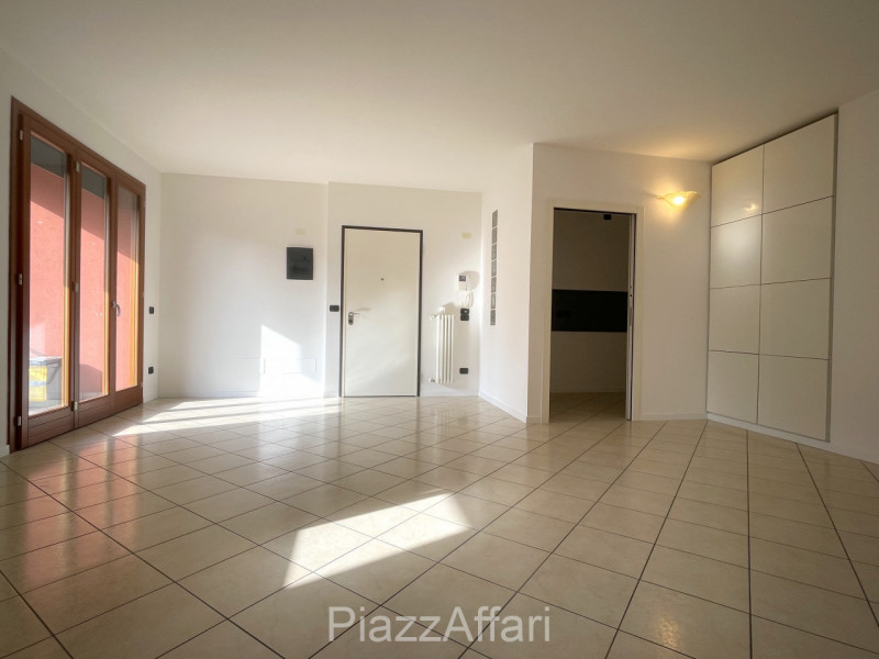 LIBERO DA SUBITO, appartamento al primo piano servito da ascensore, con 2 ampie logge abitabili e...