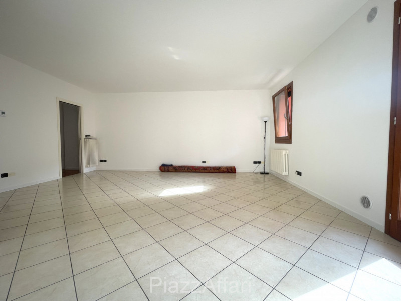 LIBERO DA SUBITO, appartamento al primo piano servito da ascensore, con 2 ampie logge abitabili e...