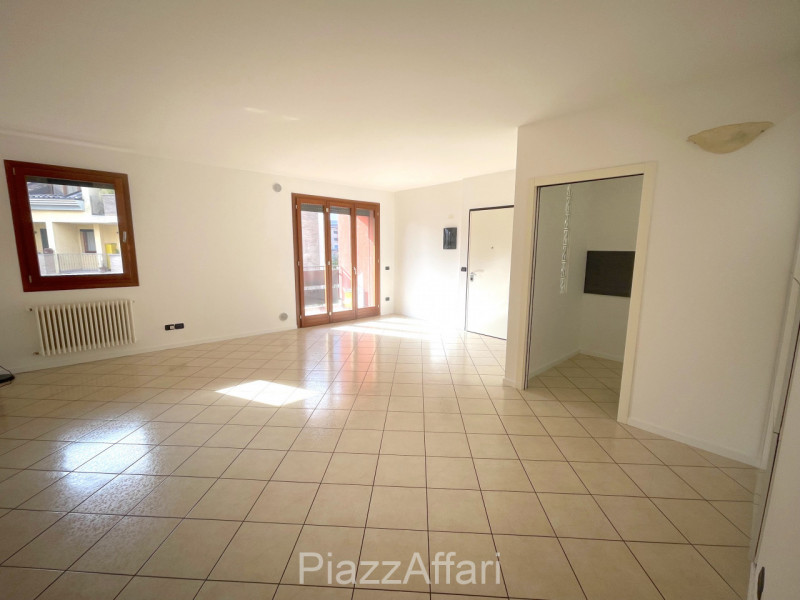 LIBERO DA SUBITO, appartamento al primo piano servito da ascensore, con 2 ampie logge abitabili e...