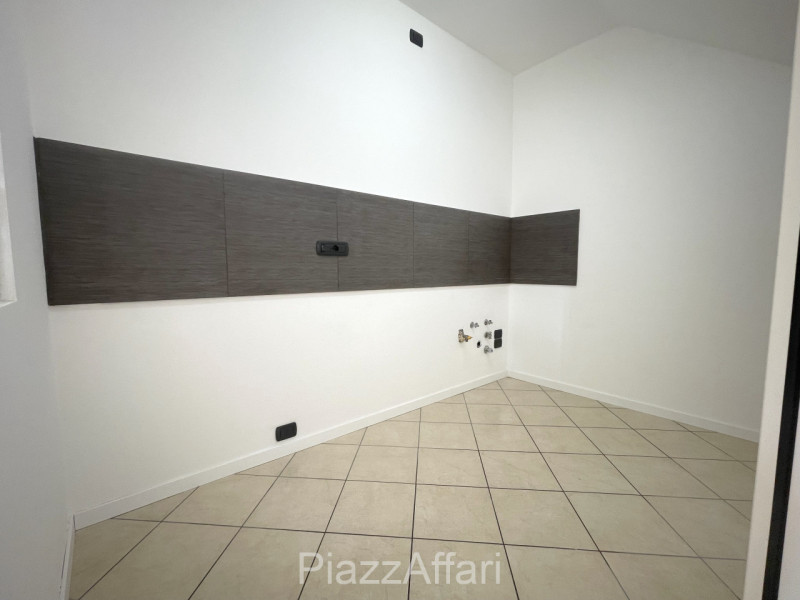 LIBERO DA SUBITO, appartamento al primo piano servito da ascensore, con 2 ampie logge abitabili e...